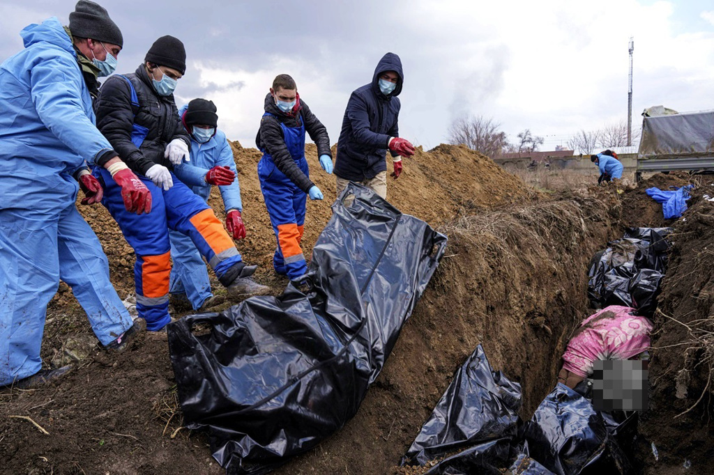 俄罗斯军队围攻乌克兰南部港市马立波（Mariupol），至今造成上千平民身亡，当地开挖大型坟冢。（图／美联社）(photo:ChinaTimes)