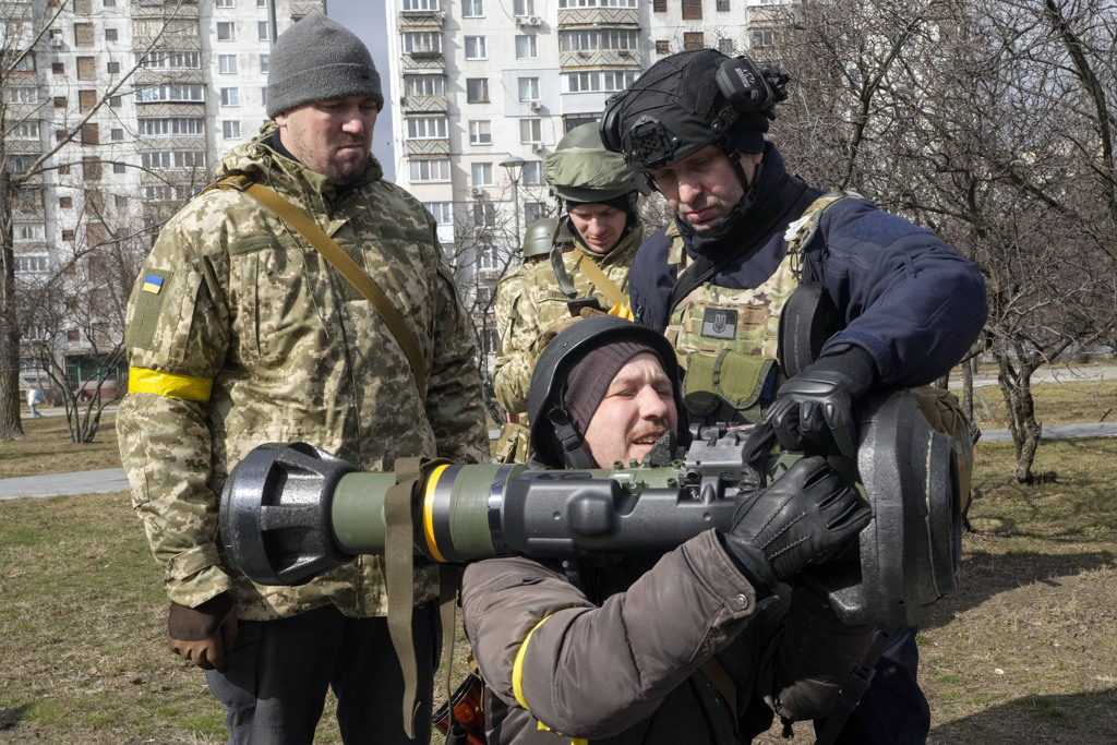 乌克兰民兵学习如何使用NLAW反战车飞弹。（图／美联社）(photo:ChinaTimes)