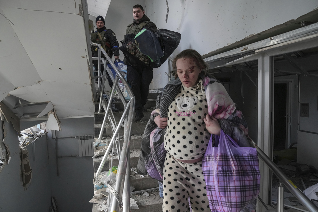 乌克兰的代孕妈妈们必须留守家园饱受战争蹂躏，因为西方各国还有许多等待求子的母亲期待宝宝出世。图为正在逃难的孕妇。示意图/美联社(photo:ChinaTimes)