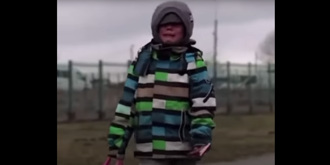 嚎啕大哭提玩具袋獨自走進波蘭! 烏克蘭4歲哭泣男童近況曝光