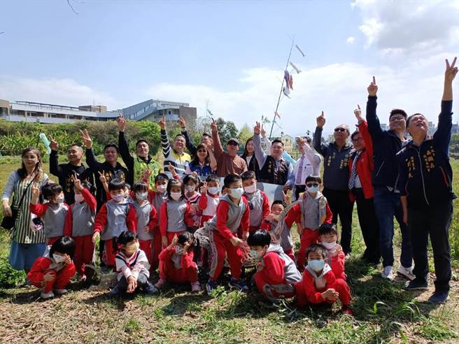 大雅麦田地景互动装置艺术节将于12日登场，不仅可进入金黄麦田拍照、收割小麦，还能走迷宫嬉戏。（陈淑娥摄）