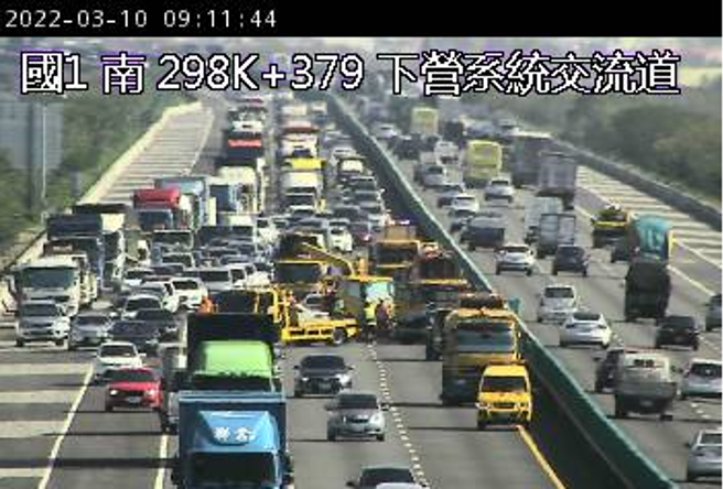 国道一号南下下营路段仍在排除事故，车流严重回堵。（翻摄高公局）