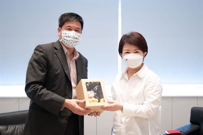 友達董座彭双浪拜會台中市府，市長盧秀燕親自接待表示，友達是典範企業，發展經濟也深耕節水、節電等環保面向。（台中市政府提供／盧金足台中傳真）