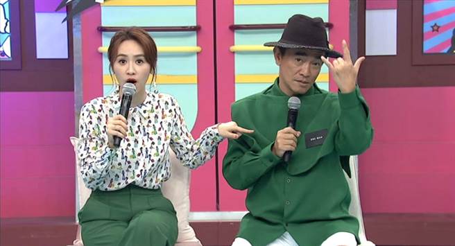 Sandy（左）学生时期饱受身为星二代的困扰。（中天综合台提供）