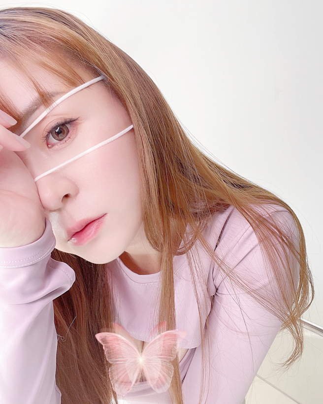 短今穿中空装，露出雪乳。（图／翻摄自sammie_923 IG）