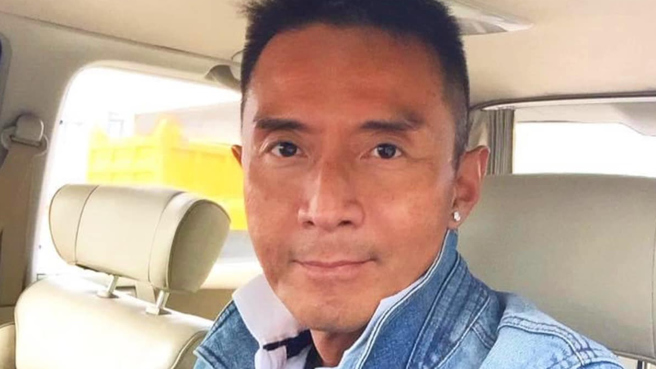 林利日前被网友发现独自一人在路边吃饭喝酒。（图／FB@林利）