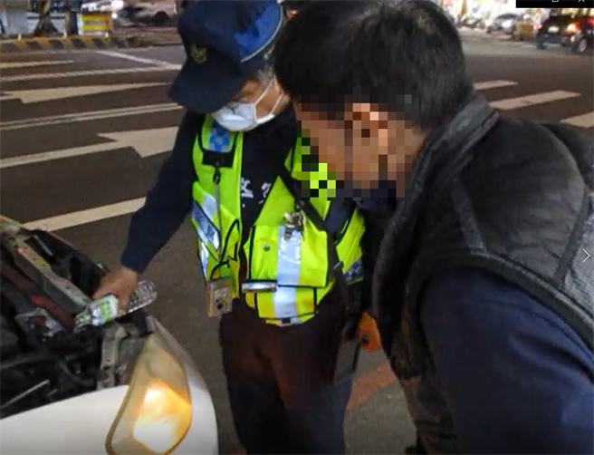 台中市警察汽修魂上身，帮助抛锚车安全上路。（民眾提供／卢金足台中传真）