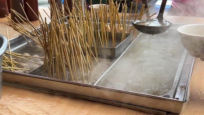 台东市区1家经营25年的黑轮摊贩原本1支卖7元，近期涨价至8元，顾客纷喊「可接受啦」。（蔡旻妤摄）