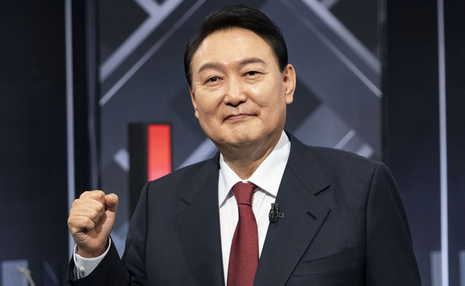 南韩中央选举管理委员会3月10日公布的统计结果显示，最大在野党国民力量党候选人尹锡悦在第20届总统大选中获胜，图为他2日在首尔参加电视辩论的资料照。（新华社）