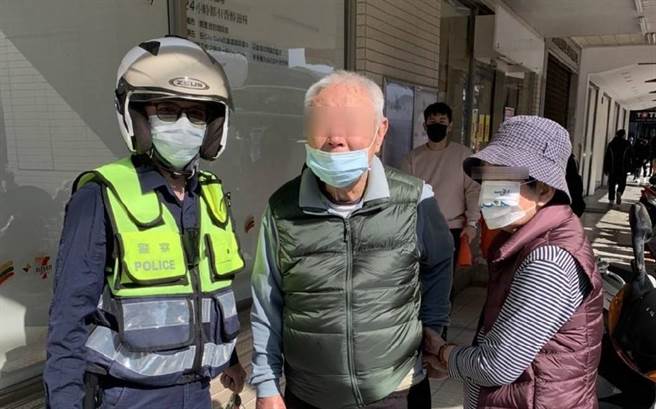 台中市一名赖姓老翁在西屯区台湾大道3段与惠来路口徘徊疑似迷途，员警热心连络家属助其返家。（民眾提供／卢金足台中传真）