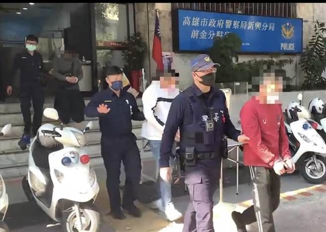 警方从媒介色情交易的胡姓负责人及男员工带回查办。（翻摄照片／石秀华高雄传真）