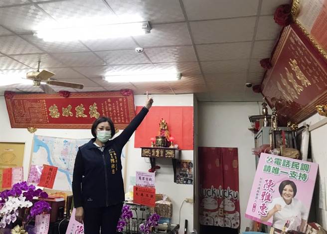 台中市南区国光里长陈雅惠说，「住警器」火灾警报功能，适时发出高分贝的警报声，警告家人与邻户立即排除危险，实用警报工具小兵立大功。（卢金足摄）