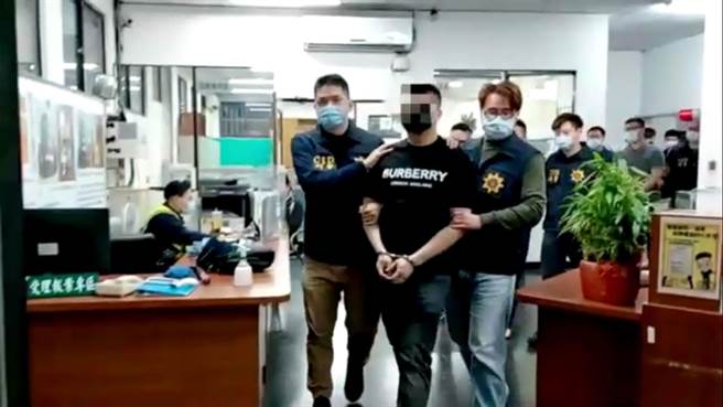 宜蘭縣鄭姓男子等4人在宜蘭市南館市場攔車逞兇，警方獲報後將他們依妨害秩序等罪嫌送辦。（民眾提供／李忠一宜蘭傳真）