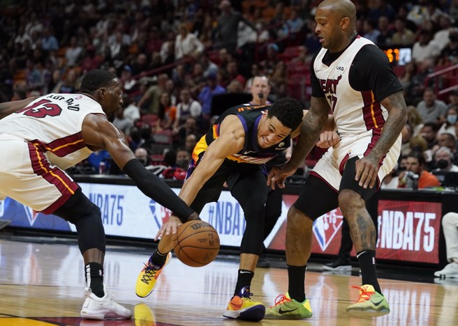 戴文布克(中)跟阿德巴约(左)激烈争抢掉球。(美联社)