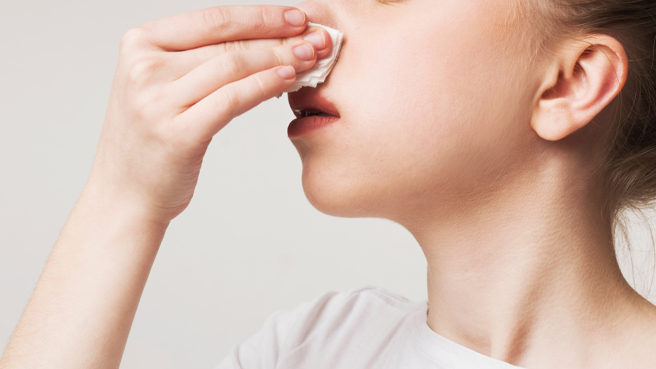 一名男童流鼻血4個小時無法止血，身上有多處不明瘀青，掛急診檢查才發現是「不明原因血小板缺乏紫斑」。（圖／示意圖，達志影像）