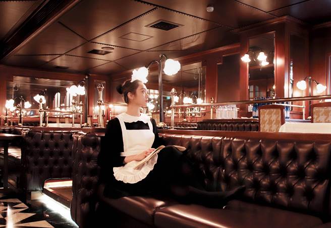 台北亞都麗大飯店身著侍女服 ， 再現百年經典盛世。（亞都提供）