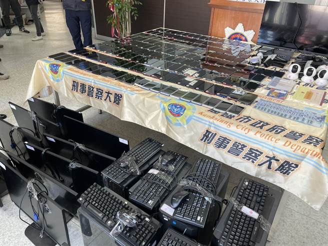 警方于水房内查扣6组电脑主机、190支手机等证物。（洪靖宜摄）