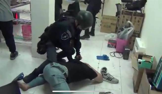 警方压制绰号小春的陈姓成员。（翻摄照片／高雄洪靖宜传真）