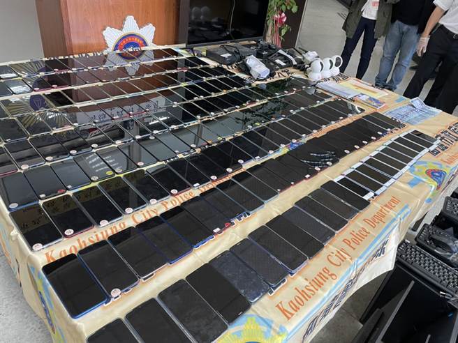 水房内有多达190支手机进行不停歇转赃转。（洪靖宜摄）