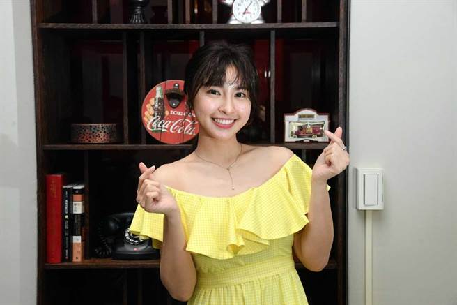 峮峮日前推出第2本写真书《QUNing》。（LiTV、 波丽佳音台湾提供）