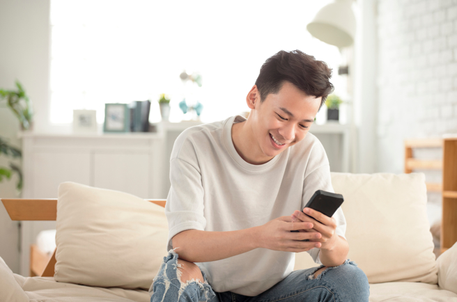 一名網友也跟風打給20年的前女友，結果對話完全閃瞎網友。（示意圖／Shutterstock）