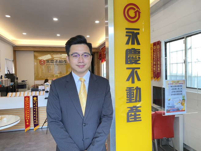  刘键耀去年3月加入永庆不动产北屯松竹旱溪加盟店，短短10个月业绩便突破700多万元，今年更誓言力拼成为「千万经纪人」。(照片提供：永庆不动产 )