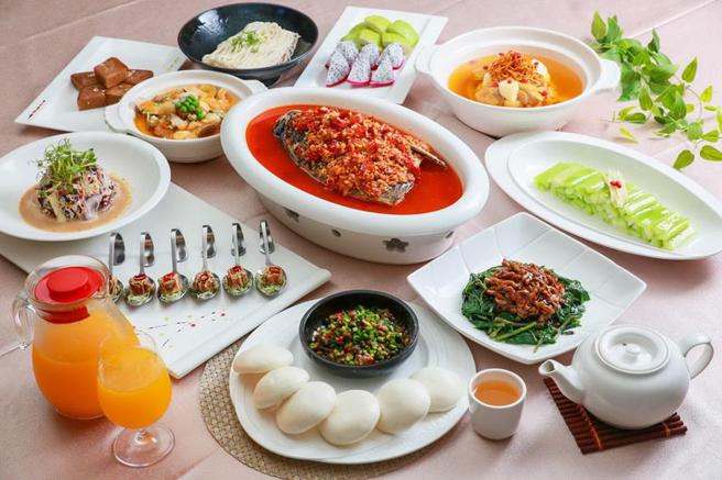 （持振興券到大地酒店消住宿、餐廳、泡湯、SPA皆有專屬優惠憑券入住還可享3,000元抵用金。圖／大地酒店提供）