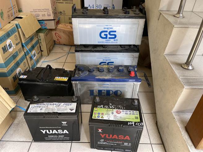 警方在劉男車上起出６個來路不明的電瓶。（翻攝照片／李京昇苗栗傳真）