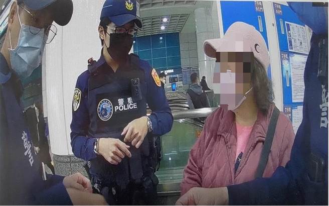 铁路警方及时拦阻妇人受骗。（警方提供）