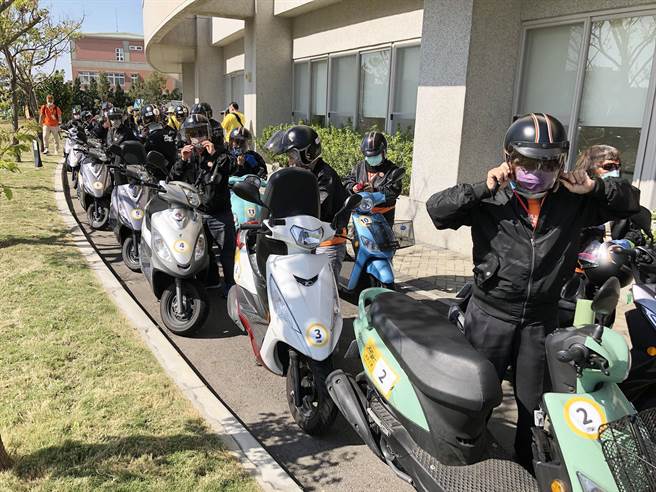 2022不老骑士为爱千里10日从台中市热血启程！近午抵达大甲区仁馨乐活园区。（陈世宗摄） 