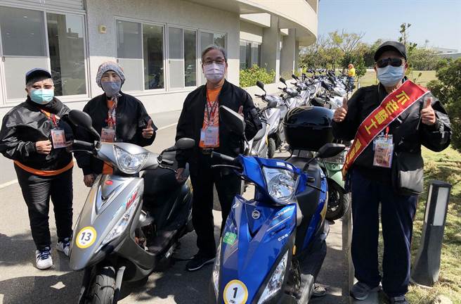 不老骑士刘锦镁、郑铃美、王文平、郭深森（由左至右），对能挑战自我又做公益感到特别的有意义。（陈世宗摄）