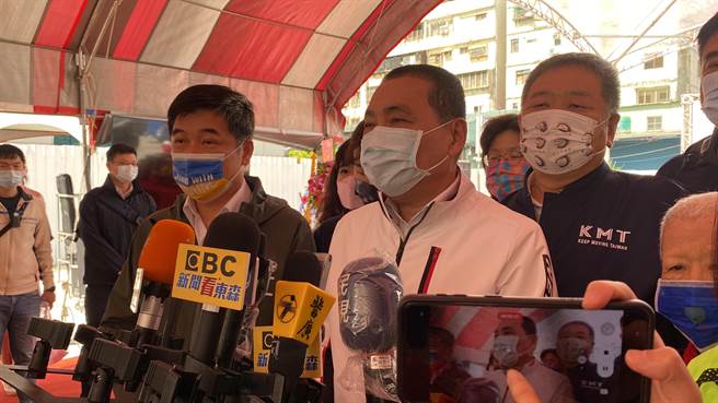 指挥中心祭500元卫教品催打疫苗　侯友宜也吁长者快来打疫苗(戴上容摄)