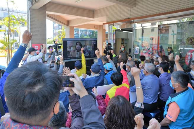立委周春米10日在民進黨中央黨部登記屏東縣長初選時，百餘名鄉親擠爆她在屏東市的服務處高喊「唯一支持周春米」。（謝佳潾攝）