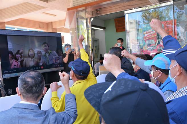立委周春米10日在民進黨中央黨部登記屏東縣長初選時，百餘名鄉親擠爆她在屏東市的服務處高喊「唯一支持周春米」。（謝佳潾攝）
