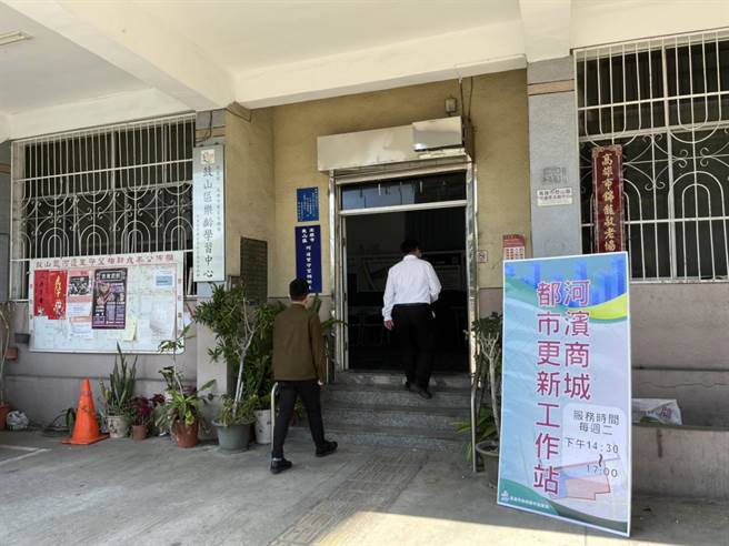 河濱社區工作站服務鼓山、鹽埕及中都一帶社區，每周二下午定期派駐專業建築師提供諮詢服務。（高市都發局提供／袁庭堯高雄傳真）