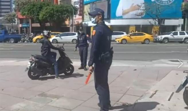 波蘭籍記者Tomasz Śniedziewski日前在推特發文指，高雄市騎士騎上人行道違規情形嚴重，警方公布取締畫面，並指示各單位加強取締。（ 高雄市交通大隊提供／石秀華高雄傳真）