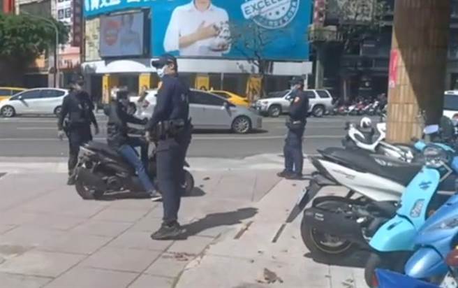 騎士違規騎上人行道，警方發現攔查取締。（高雄市交通大隊提供／石秀華高雄傳真）