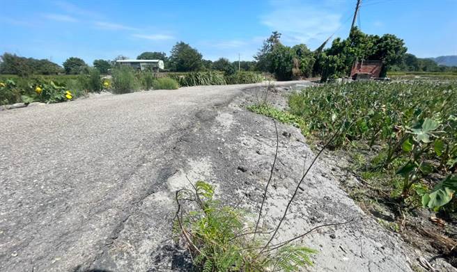 大甲区孟春里日南段885-14地号旁农路破损，严重影响周遭农民日常、农机具出入与排水！（市议员施志昌提供）