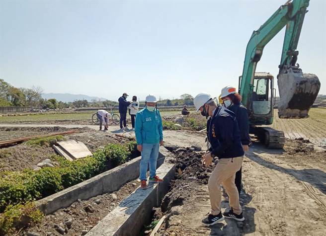 市议员施志昌接获民眾陈情，10日邀集水利局与大甲孟春里长黄湘榕等到现场会勘施工状况。（市议员施志昌提供）
