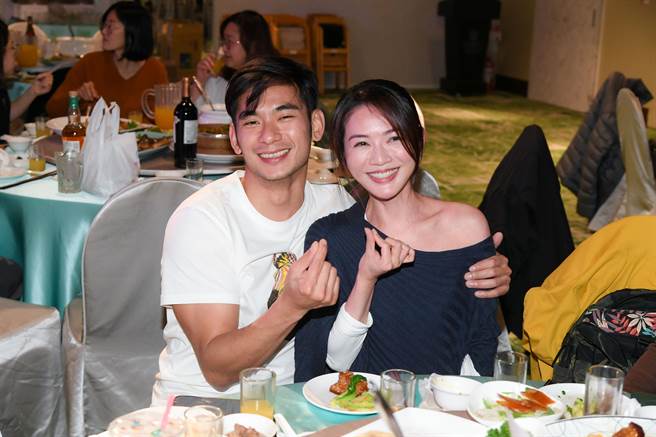 星卉與劇中無緣前夫亮哲出席《天之驕女》殺青酒。（三立提供）