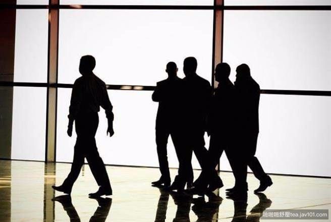 一名網友貼出台北市某公司助理工程師職缺，開出2萬8000元的待遇，引發網友一番熱議。（示意圖/達志影像/shutterstock提供）