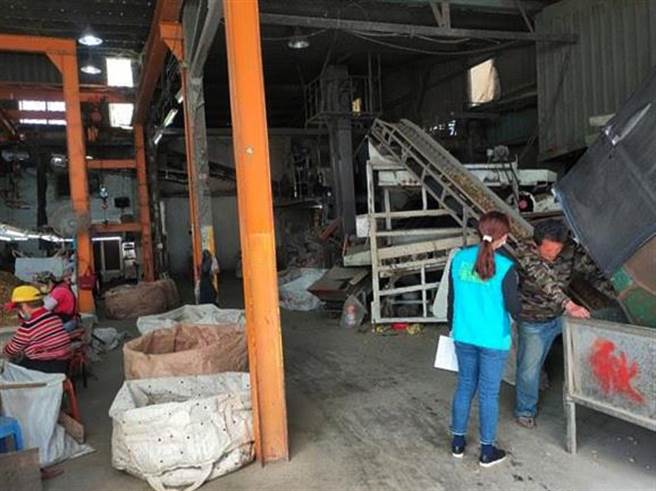 未登記工廠申請納管期限延至21日，近日嘉義縣經濟發展處積極呼籲廠商盡快申請納管，甚至實地走訪工廠，協助業者解決疑惑。（嘉義縣政府提供∕呂妍庭嘉義傳真）