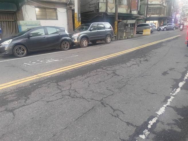 金山区仁爱路现况破损，恐危害通行安全。（金山区公所提供）