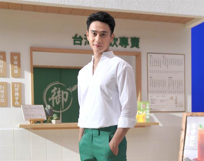 劉冠廷接下新代言，在廣告中展現不同風格。（御茶園提供）