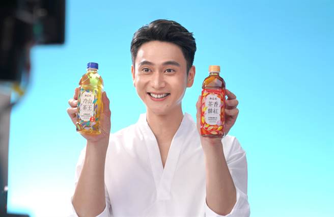 劉冠廷演什麼像什麼，被譽為開啟「冠廷宇宙」。（御茶園提供）