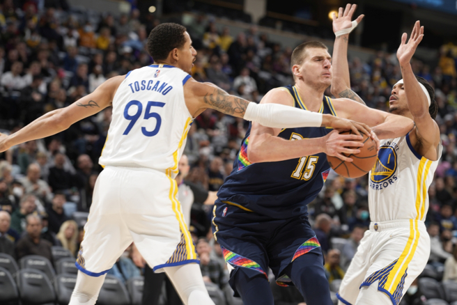 金塊中鋒Nikola Jokic(中)持球突破勇士隊防線。（美聯社資料照）