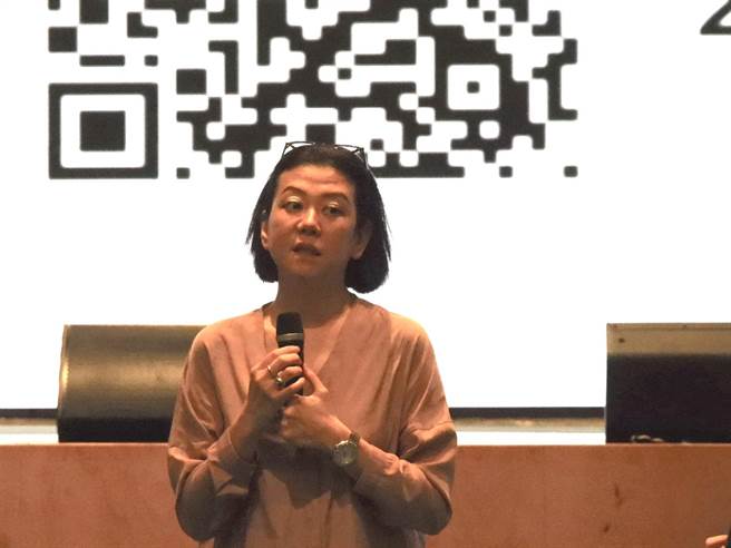 台开董事长邱于芸今赴花莲亲发薪水给新天堂乐园约130名员工，并向大家道谢及加油打气。（罗亦晽摄）