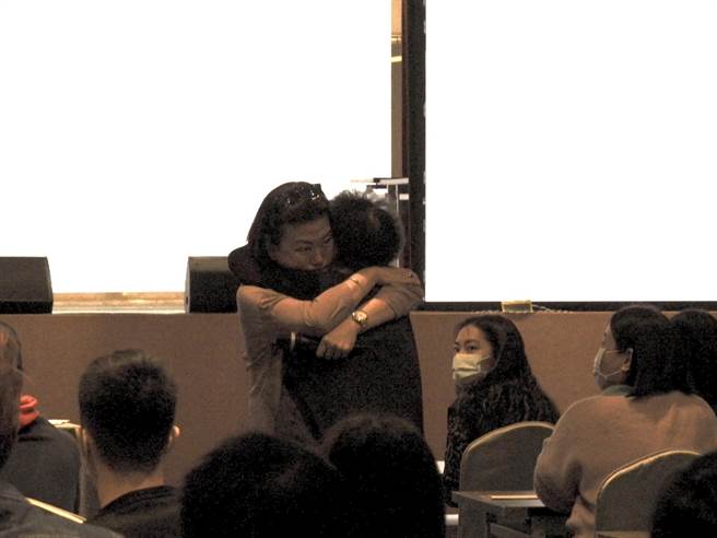 台开董事长邱于芸今上午到花莲新天堂乐园发放薪水给约130位员工，并拥抱1位卖红豆饼的员工，哽咽地说声抱歉，自己愧对每一个人。（罗亦晽摄）