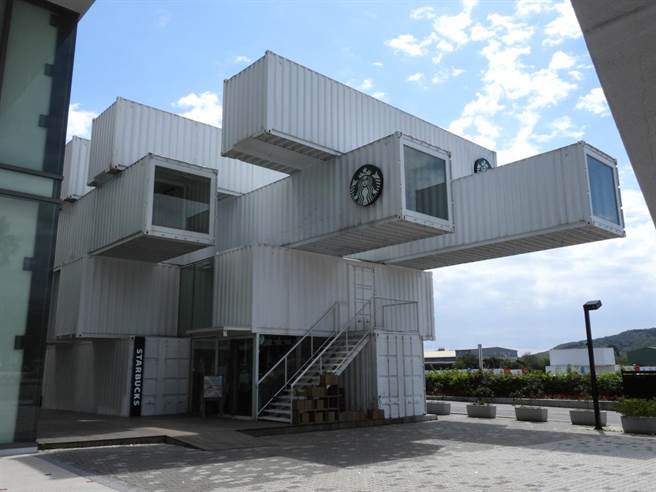 位在花莲的台开新天堂乐园本月1日无预警停业2周，不过一旁的货柜屋星巴克仍照常营业。（罗亦晽摄）