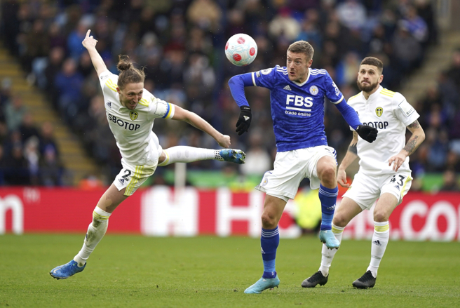 莱切斯特城前锋Jamie Vardy(中)与对手抢球。（美联社资料照）